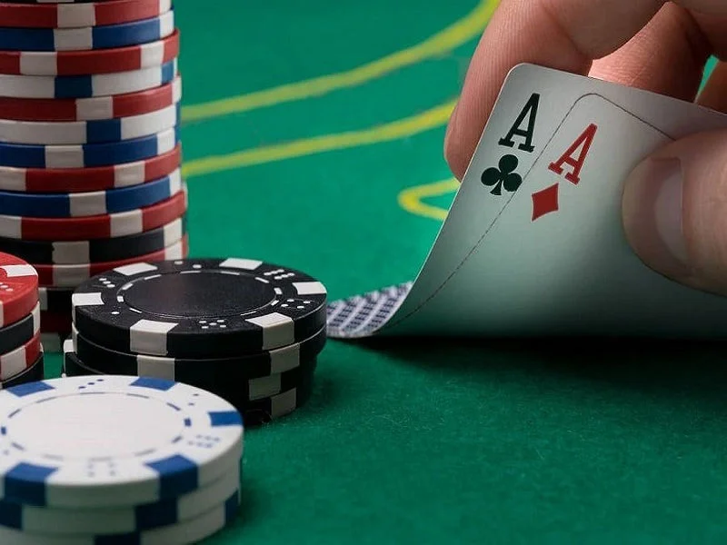 Kết hợp khả năng phân tích và đặt cược trong Poker 4 Lá